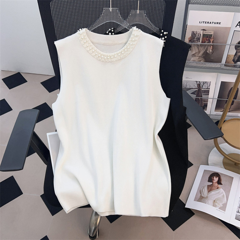 Трикотажный топ с жемчужиной горловиной