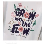 Футболка с цветочной надписью — изображение 11