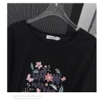 Футболка с цветочной надписью — изображение 14